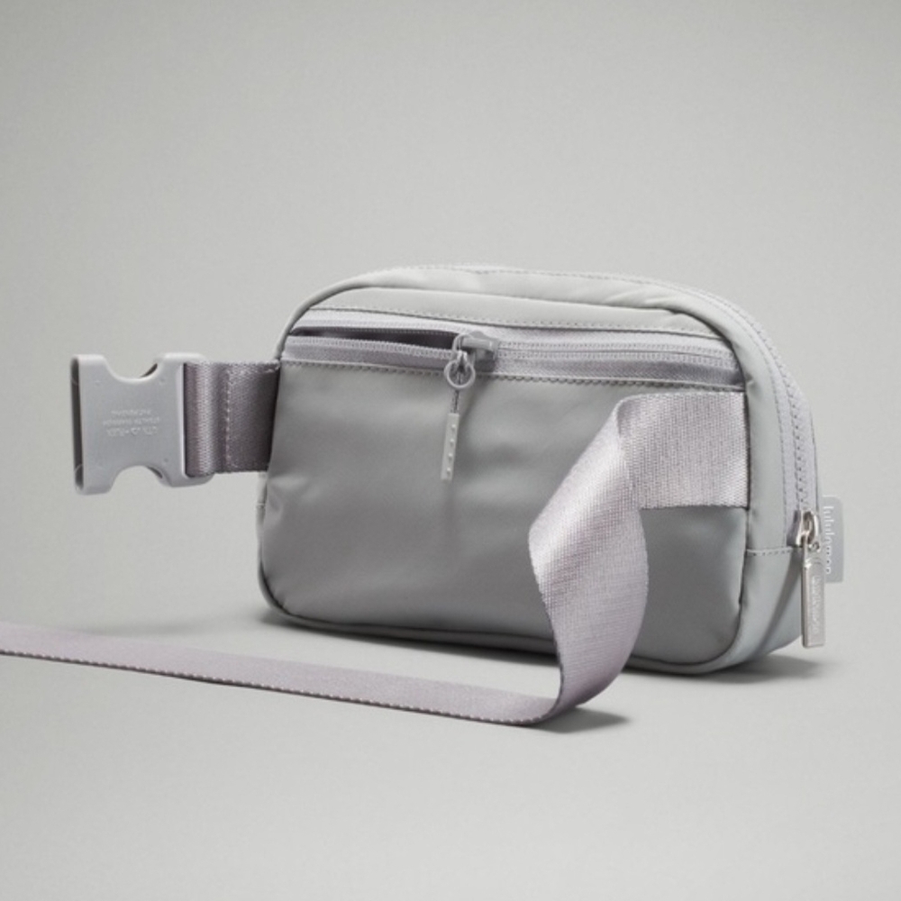 Lululemon Everywhere Belt Bag Silver Drop - Picture 2 of 13